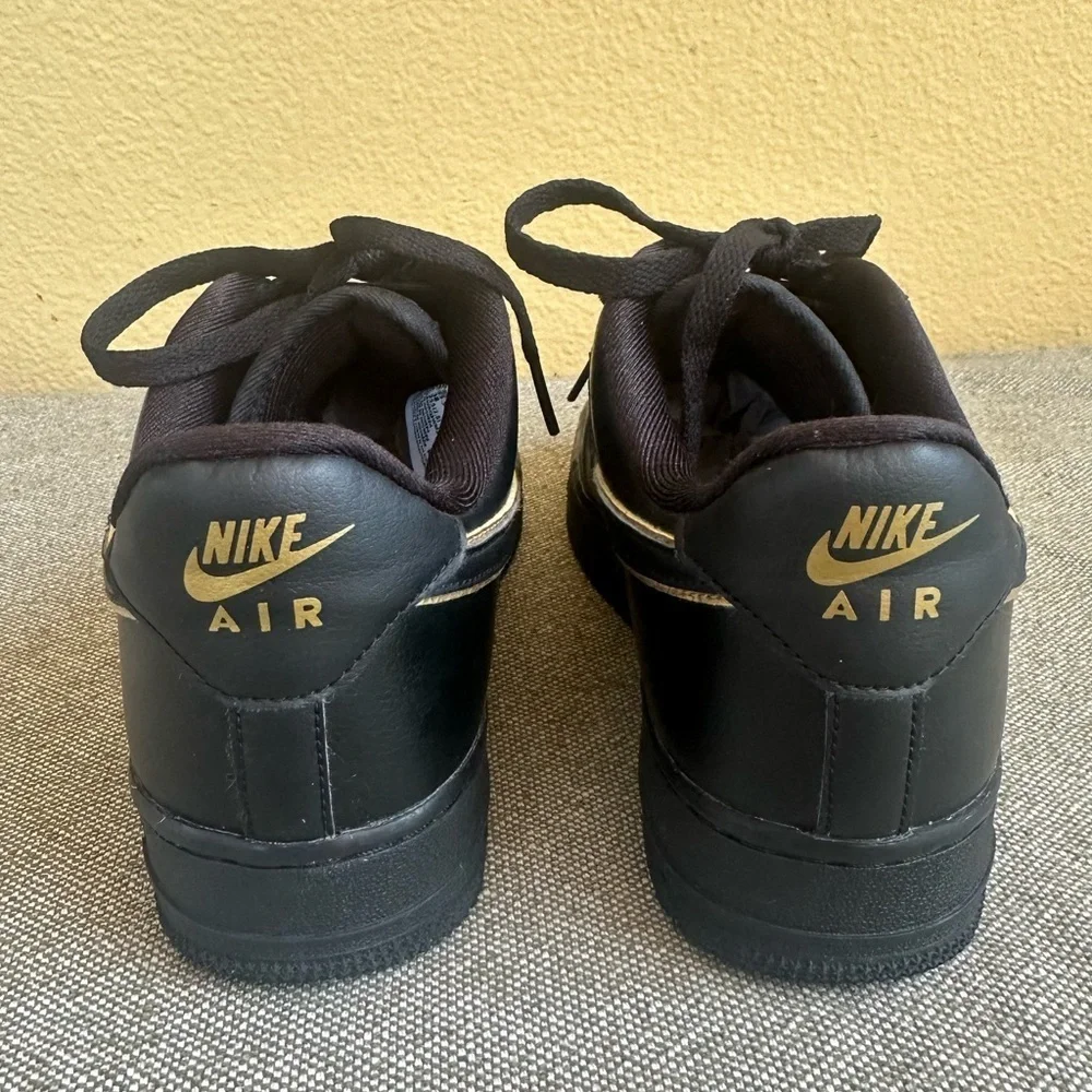 Nike Air Force 1 '07 Essential Black With Gold Piping Women’s Size 8. 5 EUC!